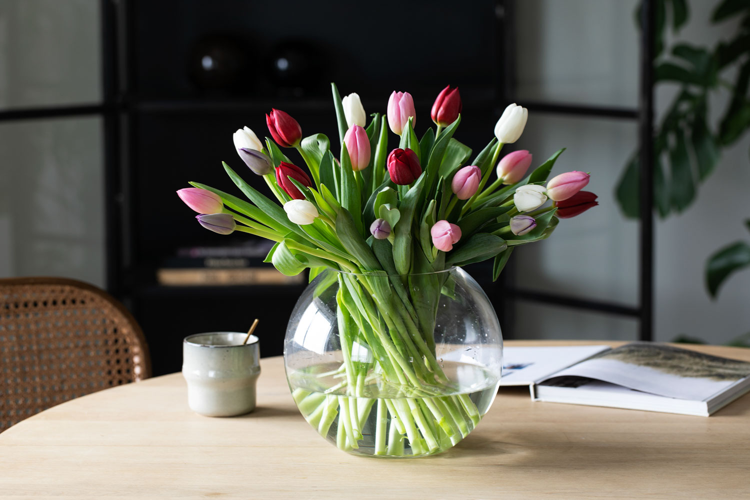 Interi&oslash;r- og blomsterbilde med klikkbare elementer